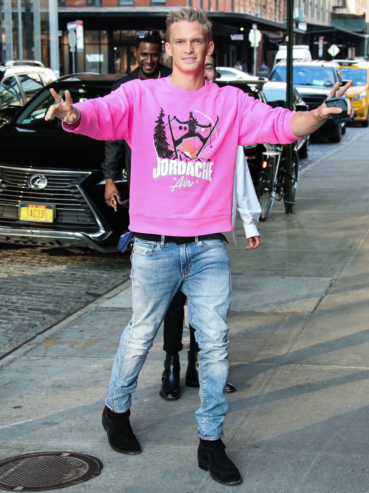 En ese entonces, él era pareja sentimental de la modelo Gigi Hadid
<b>.</b> Simpson habló sobre Cyrus en una entrevista para 
<b><a href="https://www.gq.com.au/entertainment/celebrity/cody-simpson-on-miley-cyrus-gigi-hadid-and-the-next-chapter-of-his-career/news-story/0a8e3edb783043242477a9a1763663a6" target="_blank">GQ Australia</a></b> de 2015.