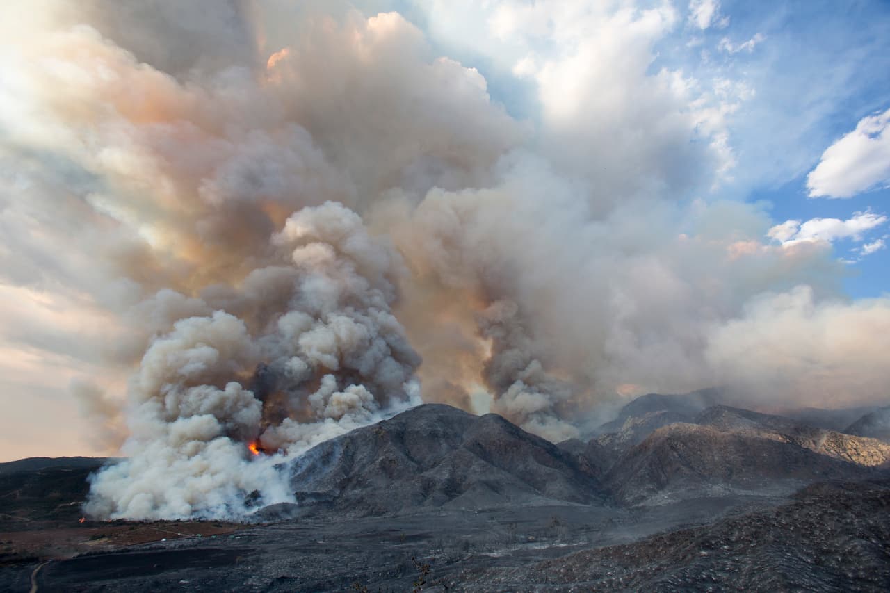 Otro incendio forestal, 'El Dorado Fire' estalló en una ladera en Yucaipa en el condado de San Bernardino California, desde este sábado y hasta este lunes se mantiene activo.
<br>
<br>