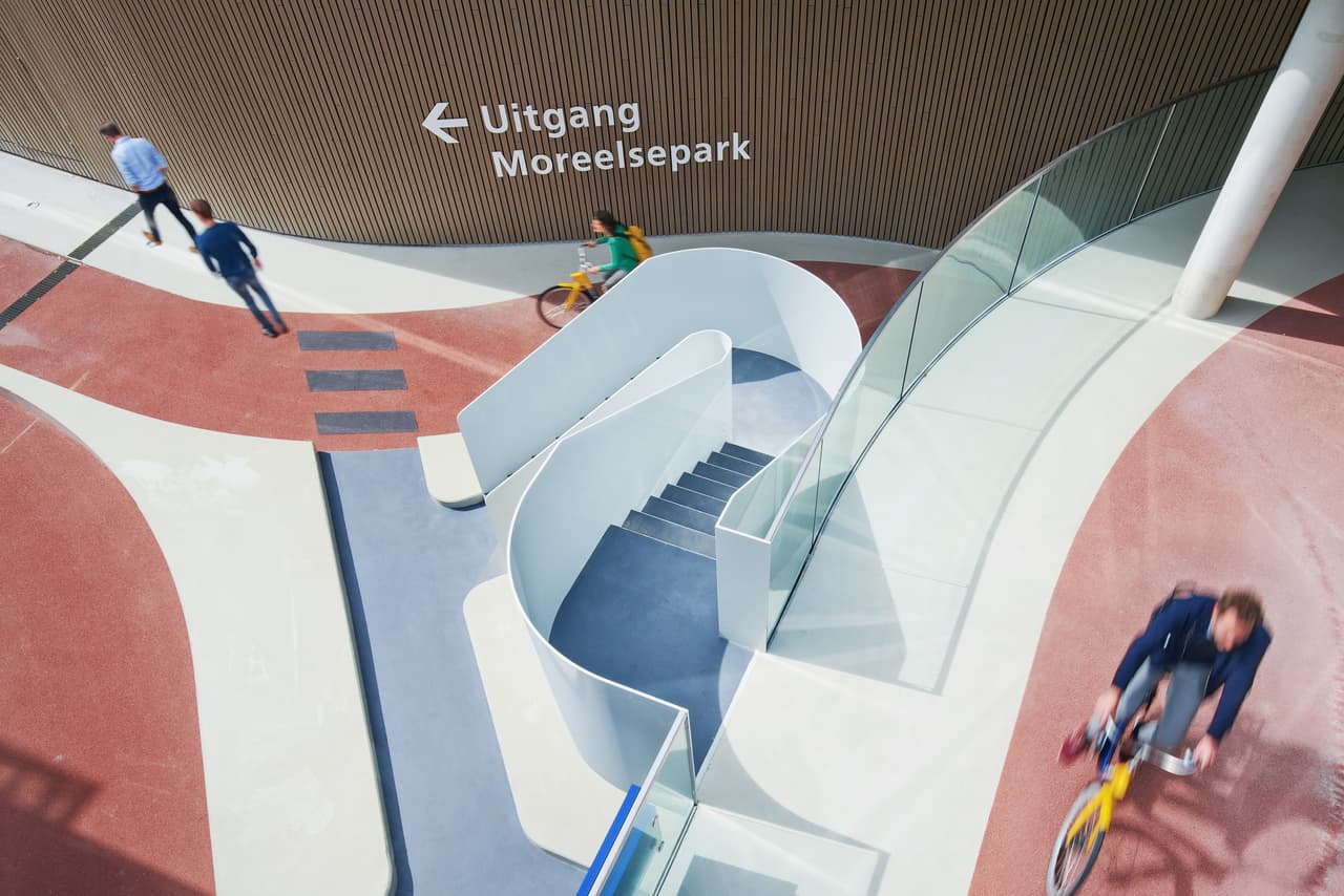 Utrecht, en el centro de Países Bajos, es una de las urbes más amigables con los vehículos de tracción humana en todo el mundo. Recientemente estrenó el más grande estacionamiento de bicicletas jamás construido, con capacidad para guardar unas 12,500.