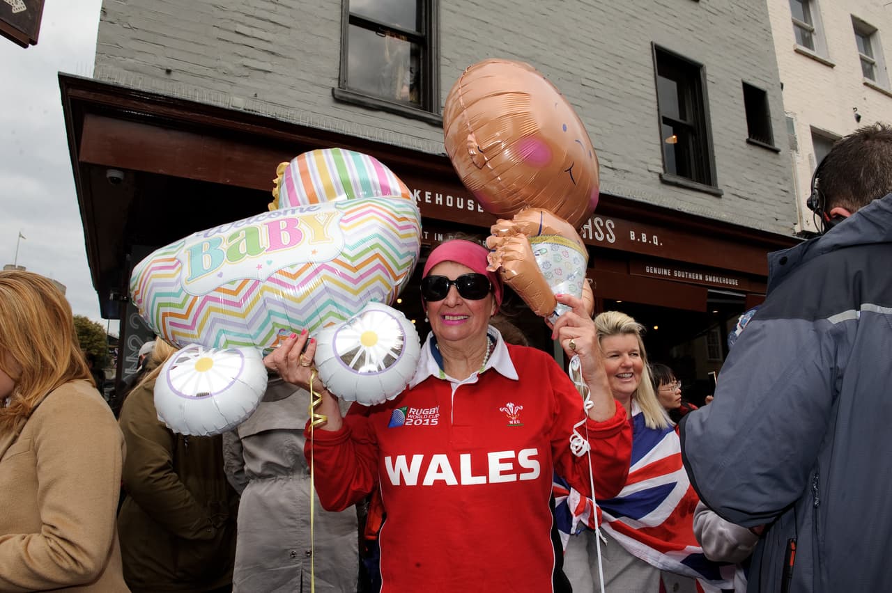 Mientras tanto, en Windsor, a 40 minutos de distancia de Londres, las calles se llenaron de ciudadanos que celebraron como si de un familiar se tratara.