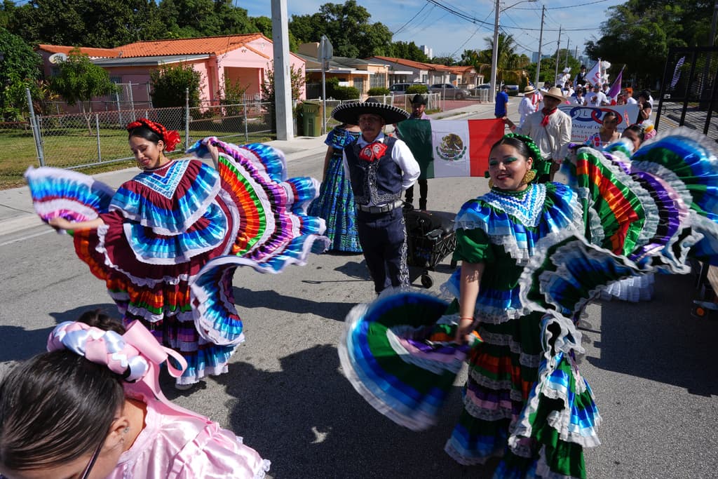 Bailarinas mexicanas del Grupo Folklorico Izcalli en el Desfile de los Reyes Magos.