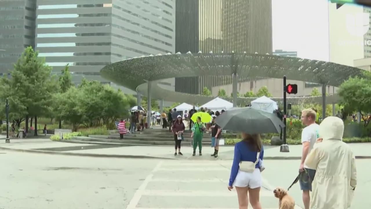 La manifestación ‘No Kings’ en Dallas estuvo pasada por agua este sábado; sin embargo, miembros de la comunidad salieron con paraguas a alzar sus voces. Los participantes expresaron su apoyo a la comunidad inmigrante y su sentir frente a diferentes temas clave en el país, como la economía.