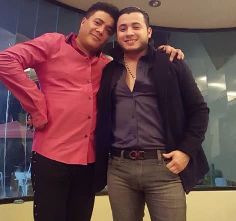 Aquí junto a su papá, Juan Tavares, vocalista del grupo Liberación, una de las agrupaciones románticas de mayor éxito en México en las décadas de 1970 y 1980.