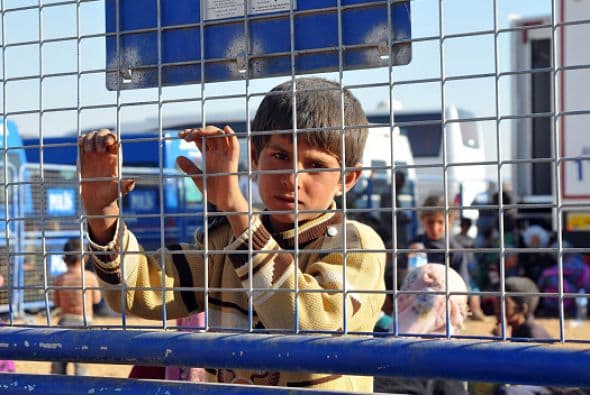 Estos años de guerra han dejado profundas cicatrices en los niños sirios que sufren sus consecuencias. Aquí un pequeño tratando de cruzar la frontera con Turquía.