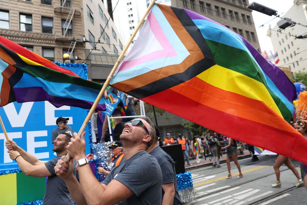 SF Pride se ha comprometido a proporcionar accesibilidad para todos, incluyendo a personas con discapacidades, ofreciendo una variedad de alojamientos y una descripción auditiva del desfile.