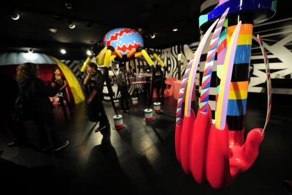 También se ofrecen una pluma de cuatro colores a $8 con el logo de Lady Gaga o una galleta azul y amarilla con su imagen a $15.