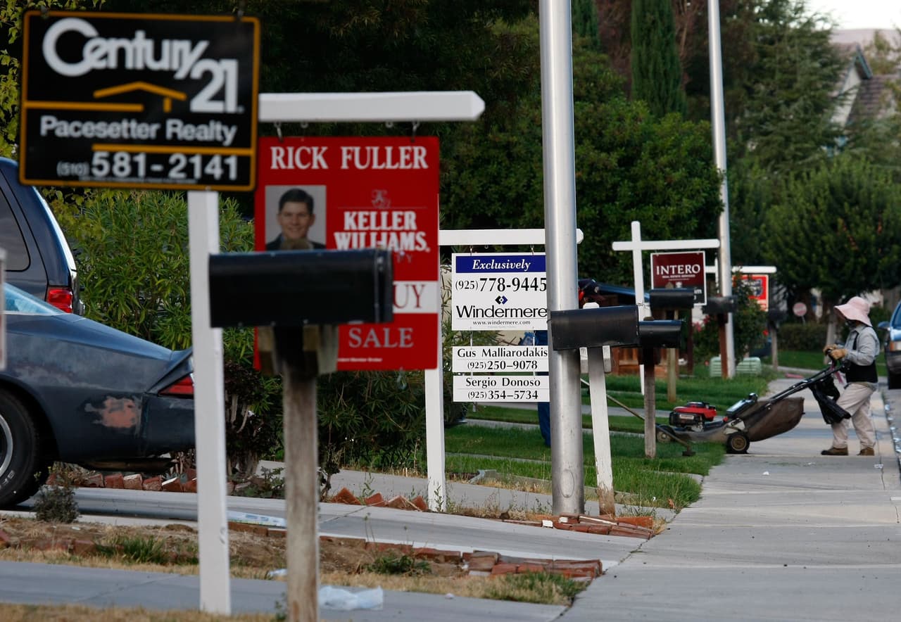 Los precios de las casas en Estados Unidos 
<a href="https://www.univision.com/noticias/dinero/en-estos-lugares-ha-subido-mas-los-precios-de-las-casas-fotos-fotos">han aumentado considerablemente</a>. El costo de la vivienda creció un 20.6% en marzo, de acuerdo con el S&P CoreLogic Case-Shiller Index. Se trata del incremento más grande desde que se creó este índice. 
<br>
<br>Pero, ¿cuáles son las ciudades que, en promedio, concentran las viviendas más costosas? El sitio 247WallSt.com revisó el análisis del Monthly Housing Trends Report. 
<b>Estas son las ciudades donde el costo medio de las casas es más alto</b>, de acuerdo con datos de mayo de 2022. Además del precio, el estudio tomó en cuenta la cantidad de días en que las residencias permanecen en el mercado. 
<br>