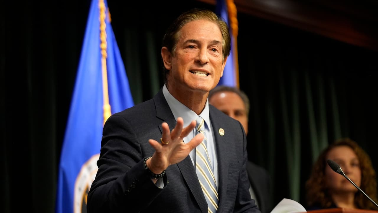 Familia de los hermanos Menéndez acusa al fiscal Hochman de "hostil y despectivo": piden retirarlo del caso