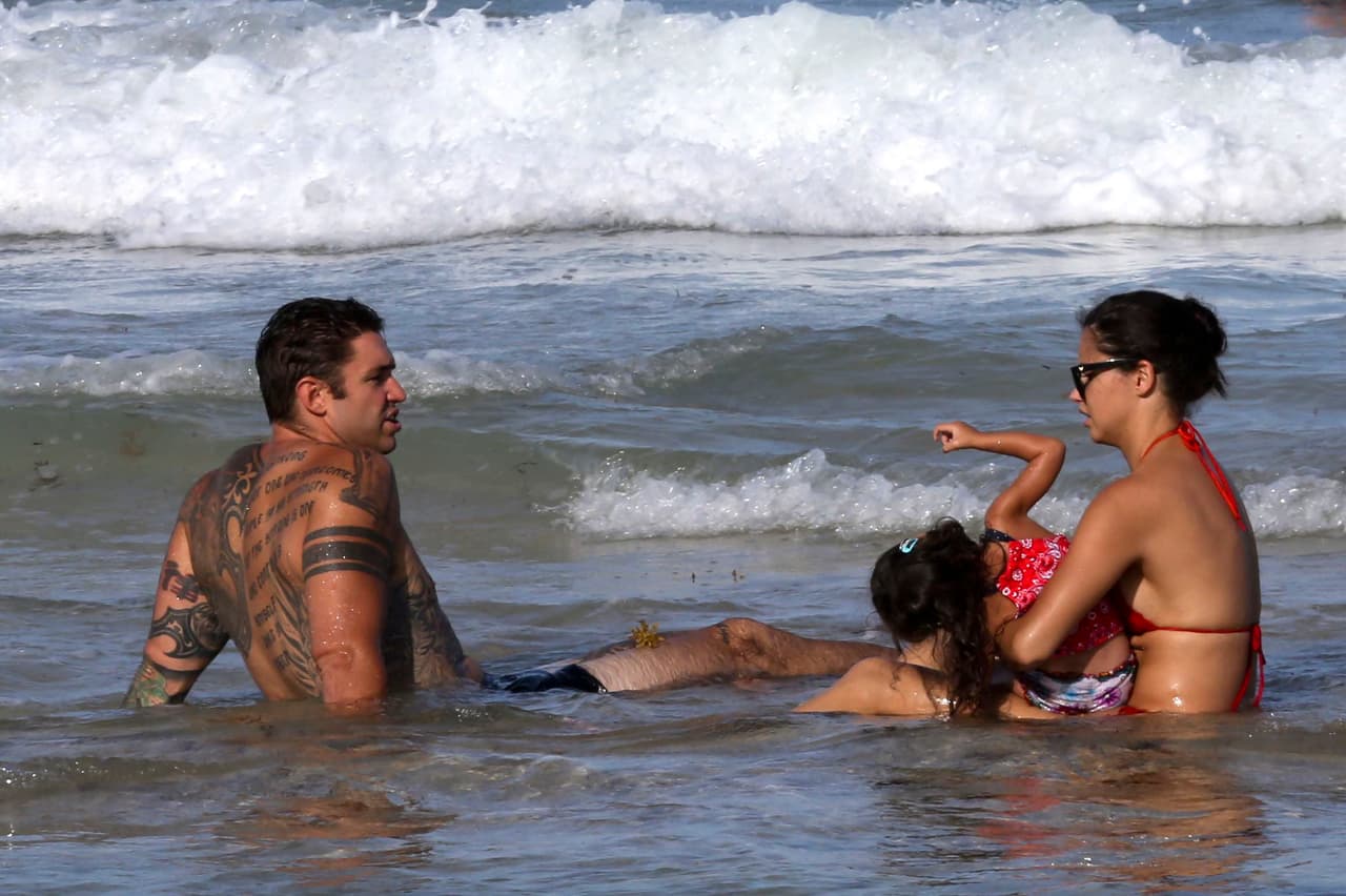 La modelo brasileña no se despegaba de su hija.