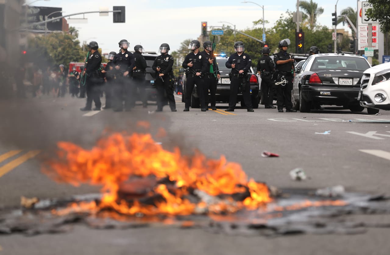 “Que pague Estados Unidos por la muerte de afroamericanos” se lee en uno de los edificios vandalizados y saqueados en la exclusiva zona turística de Rodeo Drive en Beverly Hills.