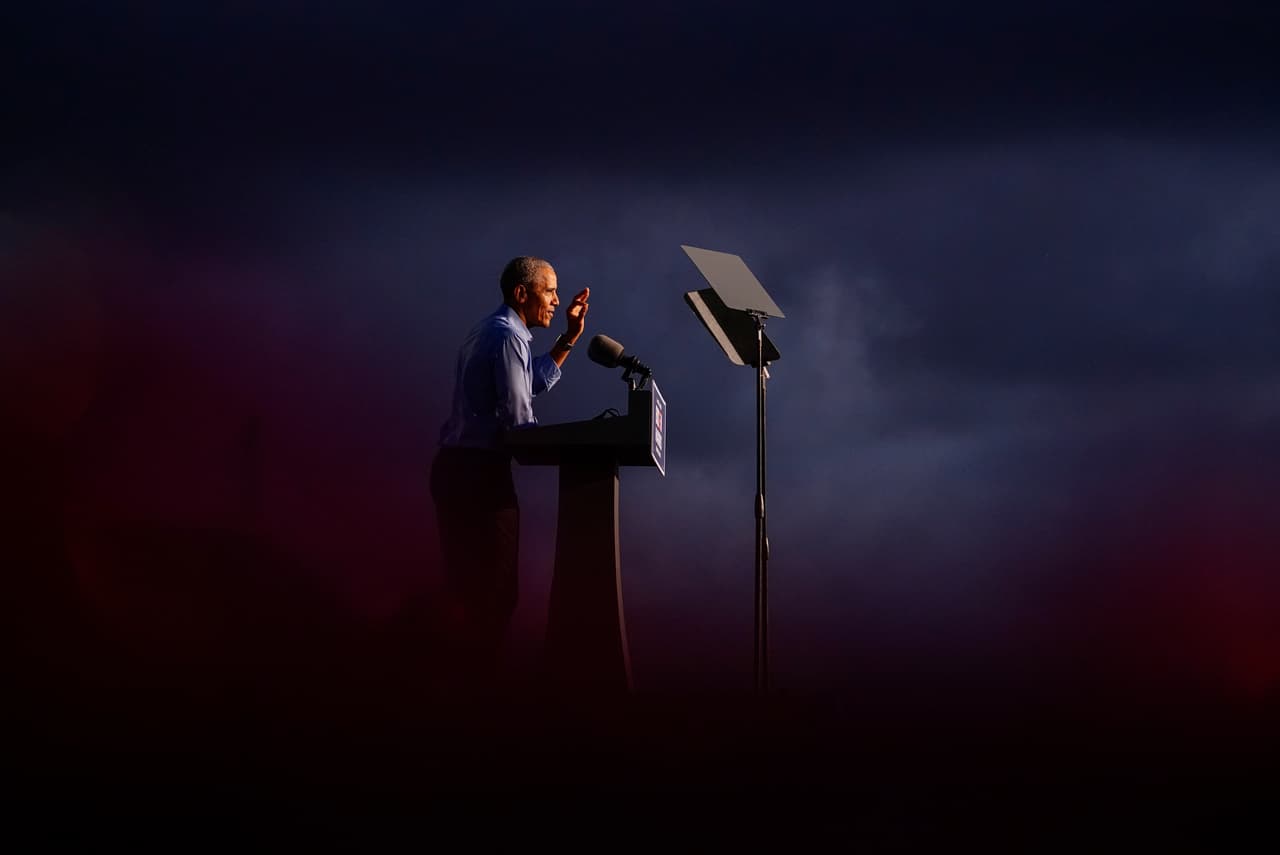 <b>El espaldarazo de Barack Obama (21 de octubre)</b>. El expresidente viajó a varios estados clave y participó en mítines para motivar el voto por Biden, su antiguo compañero en la Casa Blanca. En la fotografía durante un mitin en Philadelphia, Pennsylvania, uno de los estados que definiría la elección.