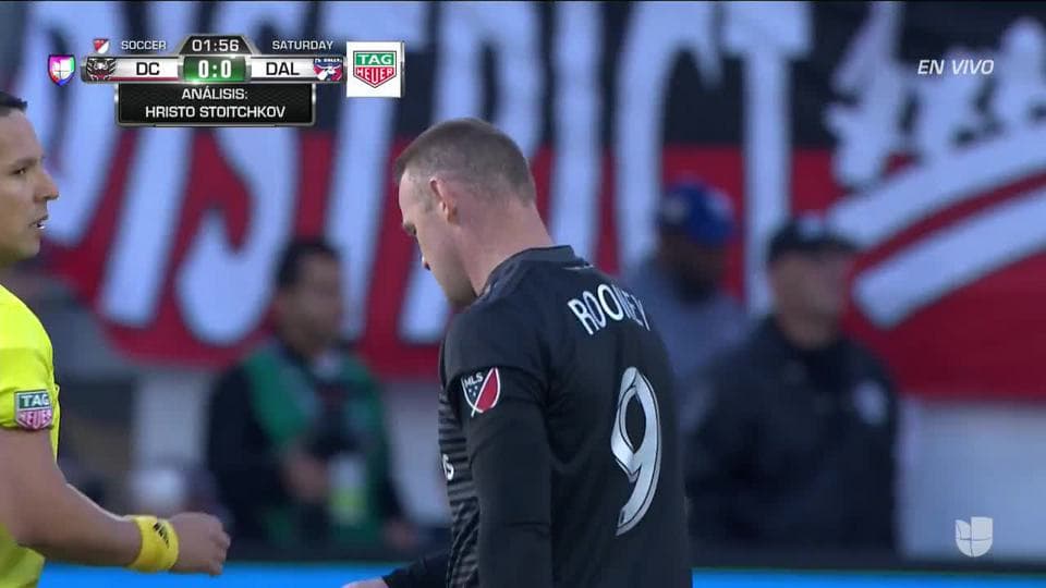 Tiro desviado de Wayne Rooney