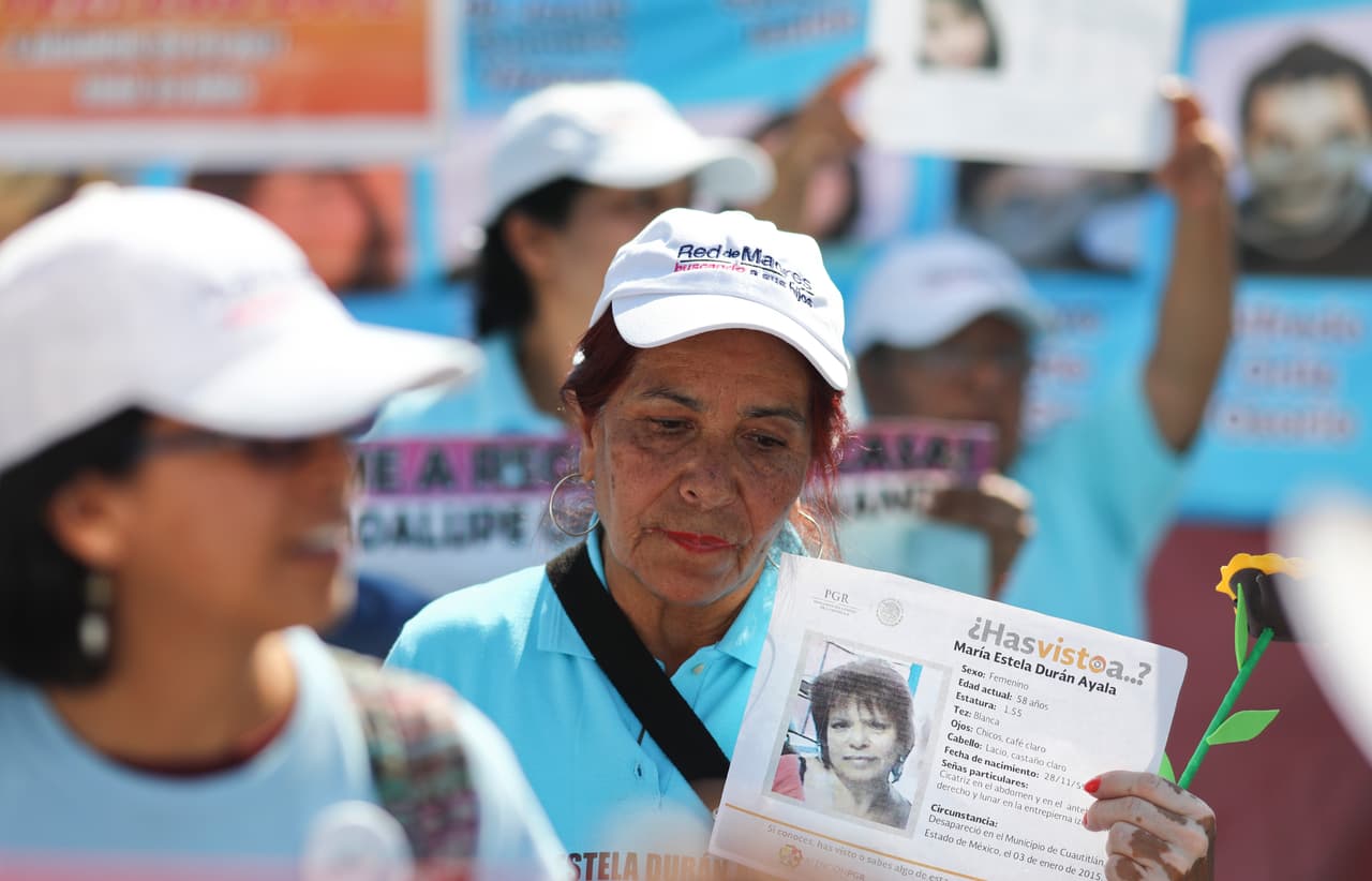 Otra mujer llevó a la manifestación la imagen y datos personales de María Durán, una mujer de 58 años desaparecida en enero de 2015 en Cuaututlán, estado de México.