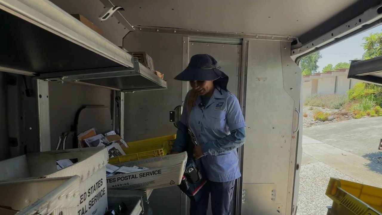 Escapar del ataque de un perro: Así es el día a día de los carteros en California