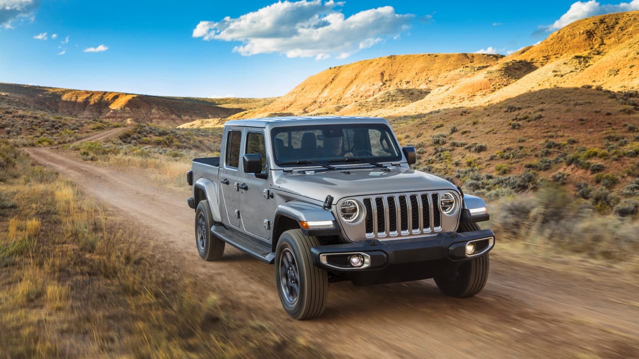 La nueva Jeep Gladiator 2020 ofrece 
<b>dos opciones de motorización</b>. La primera de ellas es el motor V6 Pentastar con 3.6 litros de desplazamiento, un motor que conocemos y admiramos. Bajo el capó de la Gladiator el Pentastar genera 
<b>285 caballos de potencia y 260 lb-pie de torque</b>. La transmisión estándar es manual de seis velocidades mientras que la automática de 8 velocidades se ofrece como opción.