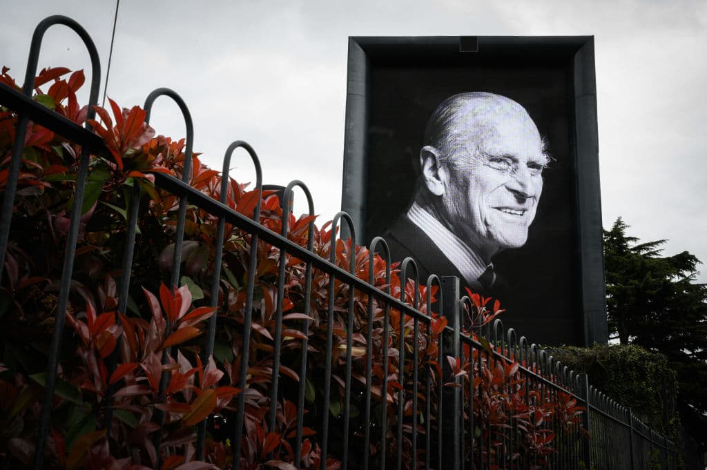 En esta pantalla digital se muestra una foto de Felipe, quien estuvo involucrado en organizaciones filantrópicas y causas medioambientales.