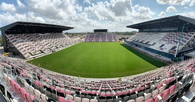 El Estadio contará con una sección de gradas que tienen una inclinación de 34° con la finalidad de intimidar a sus rivales.