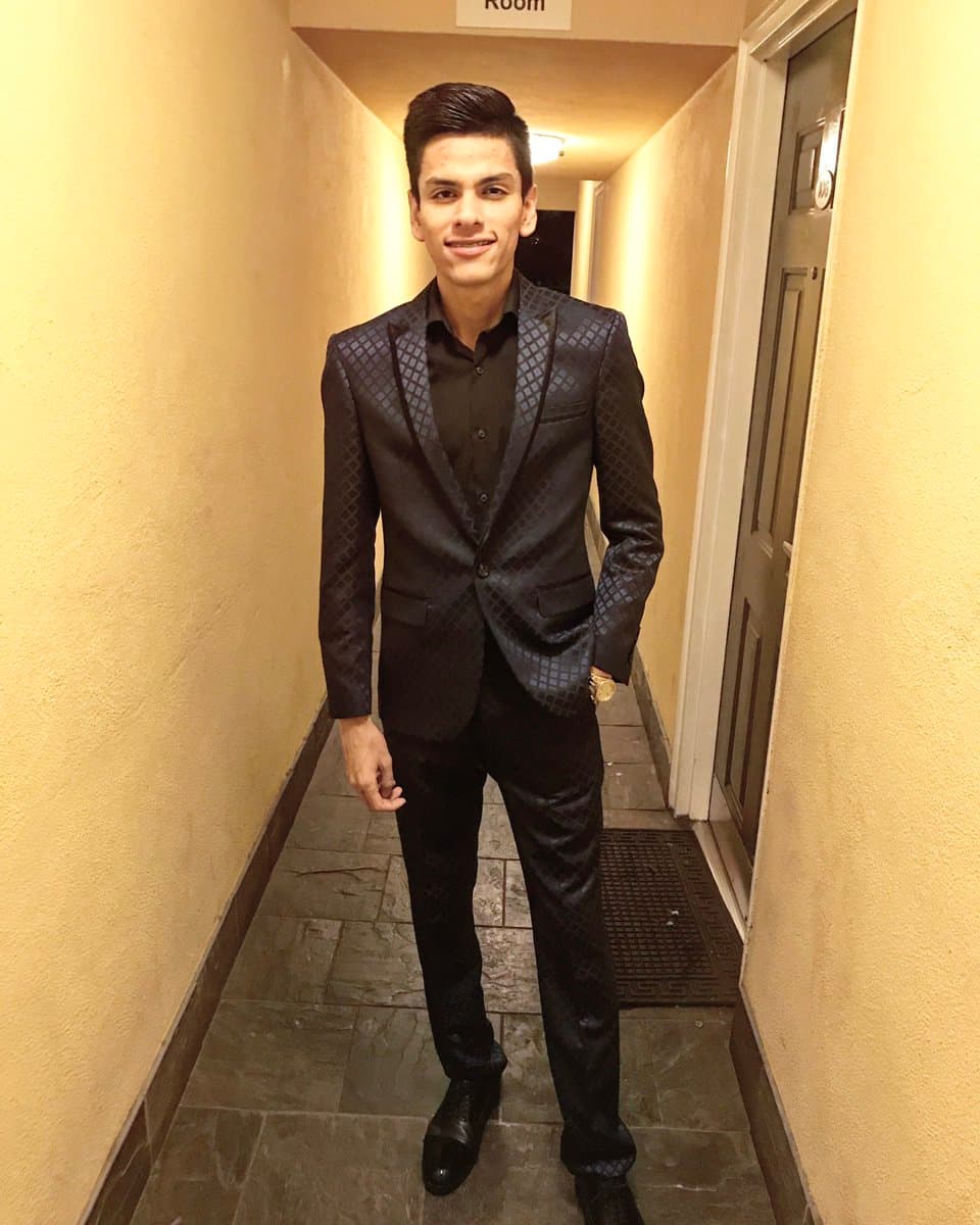 Virlan García nació en Guasave, Sinaloa el 28 de julio de 1997. Es otro jóven con gran potencial no sólo como intérprete sino también como compositor de regional mexicano.