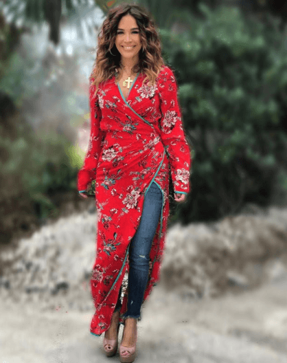 Modifica las prendas de acuerdo a la ocasión, recuerda que las flores y los jeans se llevan muy bien.
<br>