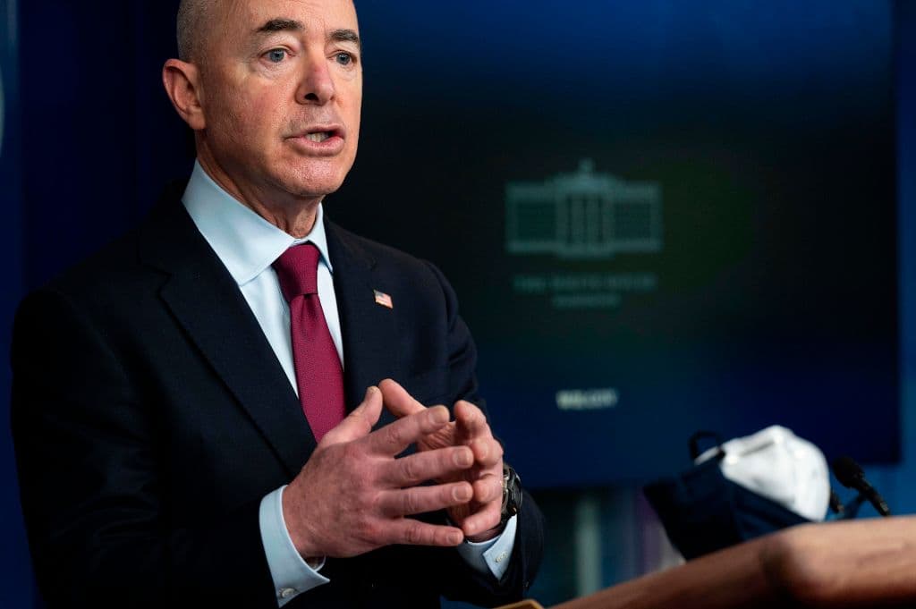 "No vamos a expulsar niños al desierto mexicano": Mayorkas dice que la frontera está cerrada, pero que procesan a menores