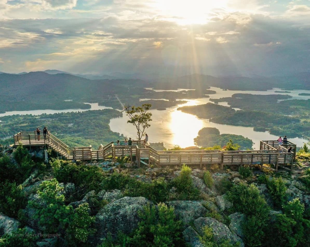 <b><a href="https://goo.gl/maps/VCvo1rwENwprxY748">Bell Mountain</a></b> se encuentra en el 220 de Shake Rag Rd, en Hiawassee, a unas 112 millas desde Atlanta.