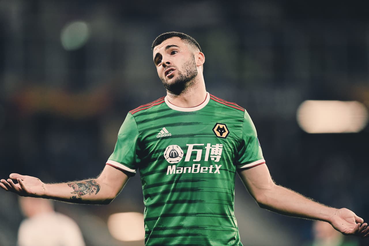 Wolverhampton se impone al Slovan Bratislava con goles de Romain Saiss y Raúl Jiménez, que dejan el marcador 2-1.
