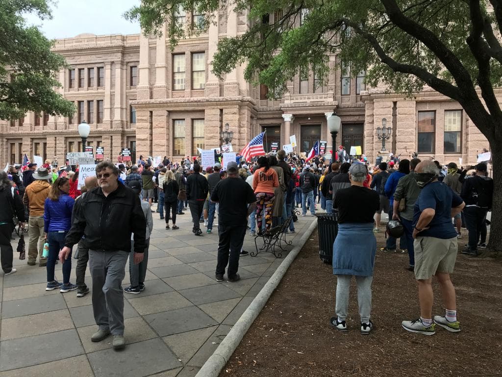 La manifestación, similar a una protesta celebrada el jueves frente a la Mansión del Gobernador, se produjo un día después de que 
<a href="https://www.univision.com/local/austin-kakw/gobernador-de-texas-firma-orden-ejecutiva-para-reabrir-poco-a-poco-la-economia-del-estado">Abbott anunciara planes para permitir la reapertura de algunos negocios como tiendas minoristas. </a>