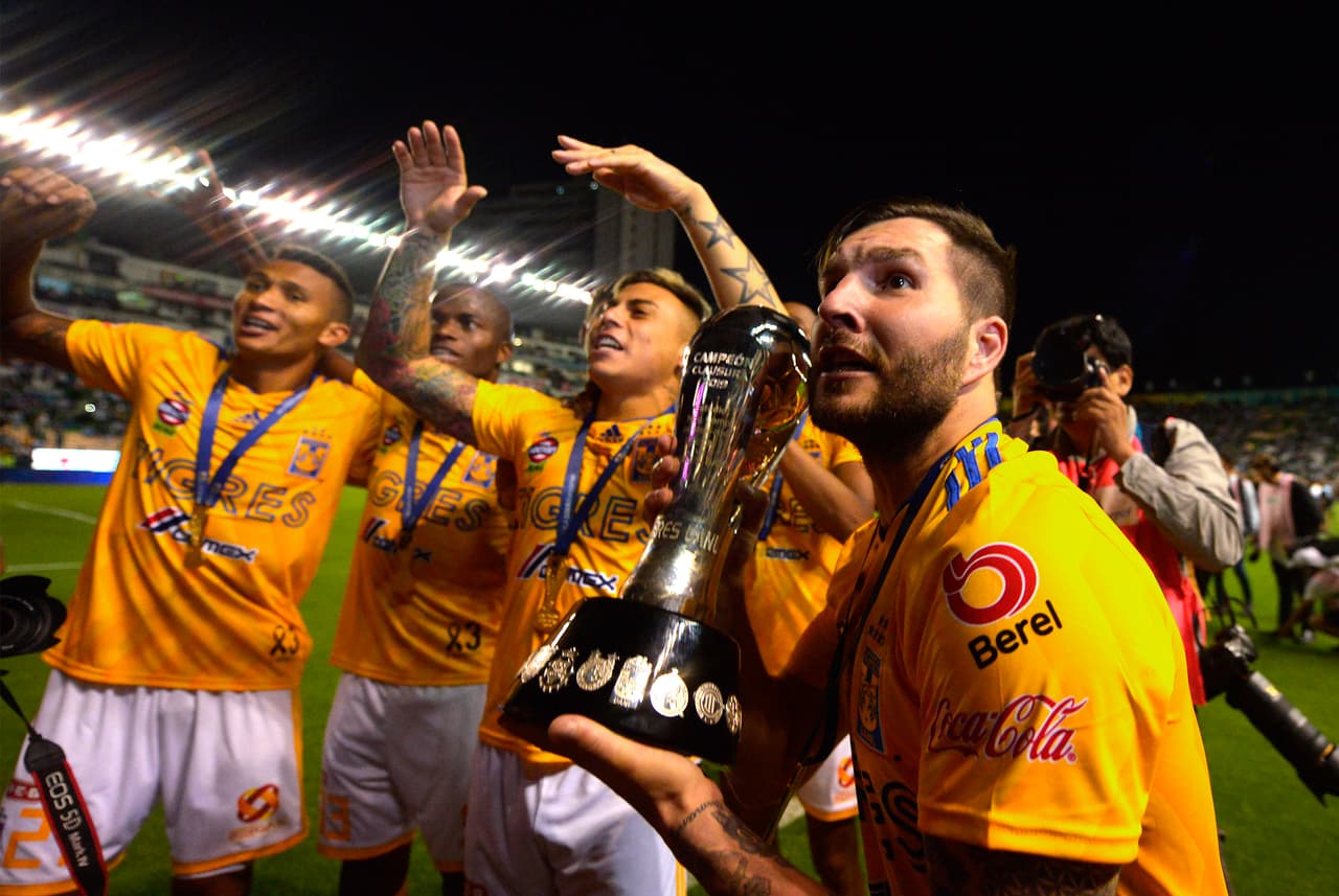 ¡Tigres se proclama Campeón del fútbol mexicano! Los felinos regiomontanos cosecharon su séptimo título de la Liga MX y se cuelan, aunque muchos se sigan negando a aceptarlo, entre los grandes del balompié azteca. Luego de superar en una Final de un solo gol a los Esmeraldas del León, así se dieron los festejos de los Tigres en patio ajeno, imágenes para el recuerdo y que hay que darse un tiempo para echarles un ojo, sobre todo la fiel afición de los felinos regios.