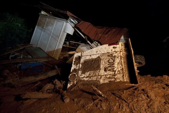 "Afortunadamente los números han cambiado radicalmente, hasta el grado de que no se confirma ninguna gente muerta", indicó serenamente Blake. "De manera preliminar se reportan 11 personas desaparecidas, entre las cuales se encontrarían ocho niños", agregó, subrayando que hasta ahora no se han encontrado cadáveres.