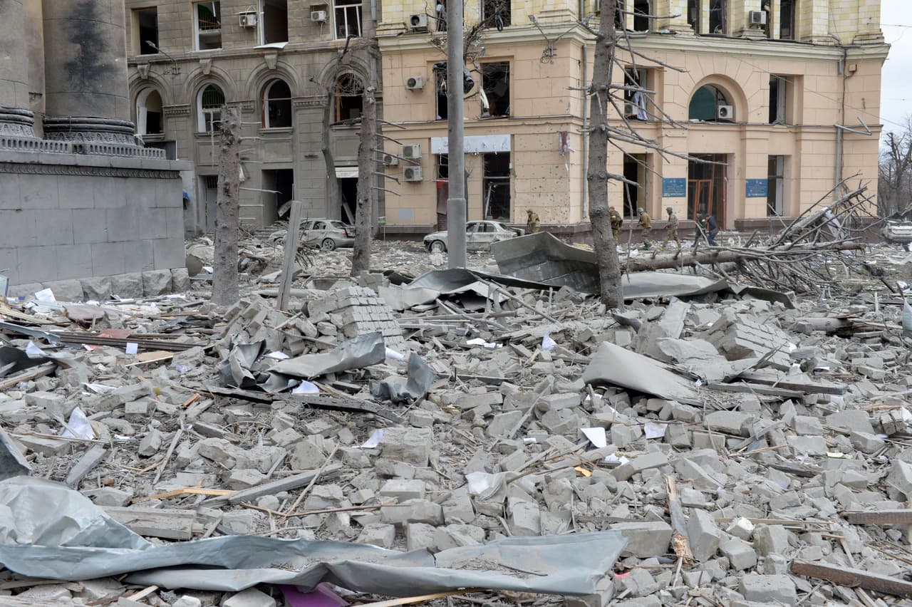 El alto representante de la Unión Europea para Asuntos Exteriores, Josep Borrell, afirmó este martes que el bombardeo del lunes por parte de Rusia contra infraestructuras civiles en la ciudad ucraniana de Járkov “viola las leyes de la guerra”.
<br>
<br>Borrel se expresó en ese sentido tras hablar con el ministro de Relaciones Exteriores de Ucrania, Dmitro Kuleba.
<b>"El bombardeo contra infraestructura civil ayer en Járkov viola las leyes de la guerra. </b>La UE permanece firme al lado de Ucrania en estos momentos dramáticos”, escribió Borrell en su perfil de la red social Twitter.