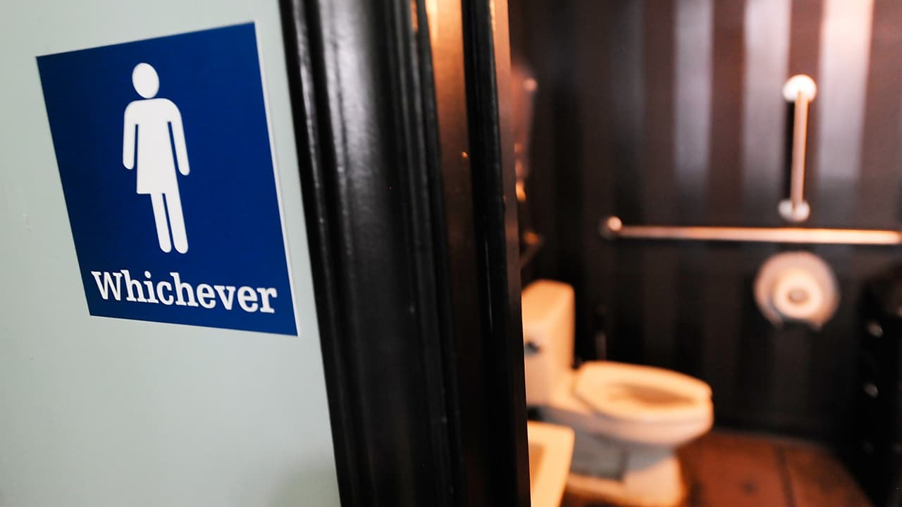 <h2 class="cms-H2-H2"><a href="https://www.univision.com/local/tampa-wvea/controversia-por-propuesta-de-ley-para-el-uso-de-los-banos-publicos-en-florida-te-contamos-de-que-trata-video">HB 15, ley sobre uso de baños </a></h2>
<br>
<br>Otra 
<b>polémica ley </b>que entra en vigor en julio es la 
<b>prohibición de las personas, de usar baños que no correspondan a su género biológico</b>.
<br>
<br>Esta ley busca que se eviten agresiones a niños y mujeres en espacios públicos, proporcionando requisitos para el uso exclusivo de baños y vestuarios por género.
<br>
<br>
<b>Sancionaría a las personas mayores de 18 años que ingresen "deliberadamente" a un baño público o vestuario designado para el sexo opuesto</b>. Abarcando a las personas transgénero.
<br>