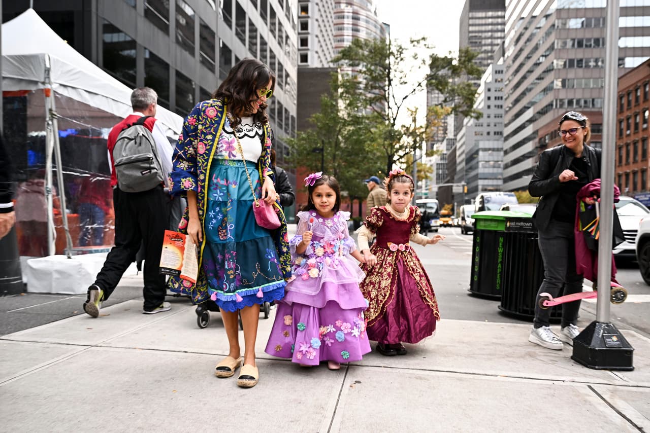 Todos los niños deben ir acompañados de un adulto responsable en todo momento. Coloca el nombre, la dirección y el número de teléfono de tu hijo en el interior de su disfraz en caso de accidente o pérdida del niño.