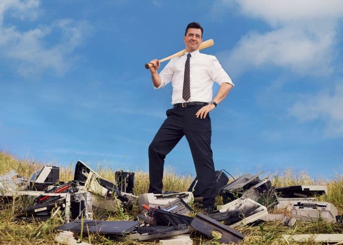 Adiós frustración: HP revive la escena de 'Office Space' con un final feliz para las impresoras