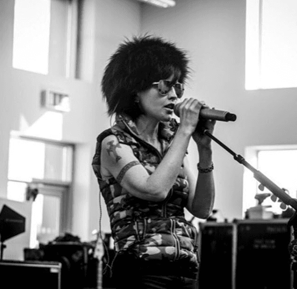 El lunes 15 de enero de 2018 su publicista informó, a través de un comunicado, que la cantante había fallecido de manera repentina a los 46 años. Dolores se encontraba en Londres, en una sesión de grabación cuando ocurrió el deceso. Hasta el momento se desconocen las causas de su muerte.