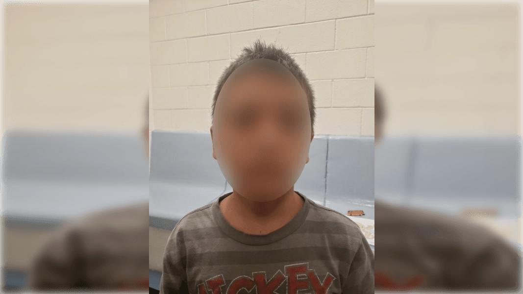  "Le dijeron que caminara hasta encontrar a alguien con uniforme": hallan a niño que fue abandonado en un cruce fronterizo