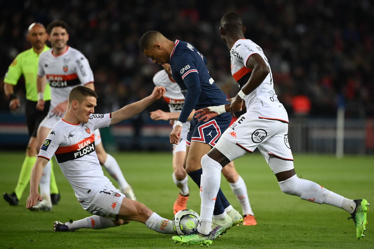 El PSG goleó al Lorient gracias a los dobletes de Neymar y Mbappé, así como otro tanto de Messi.