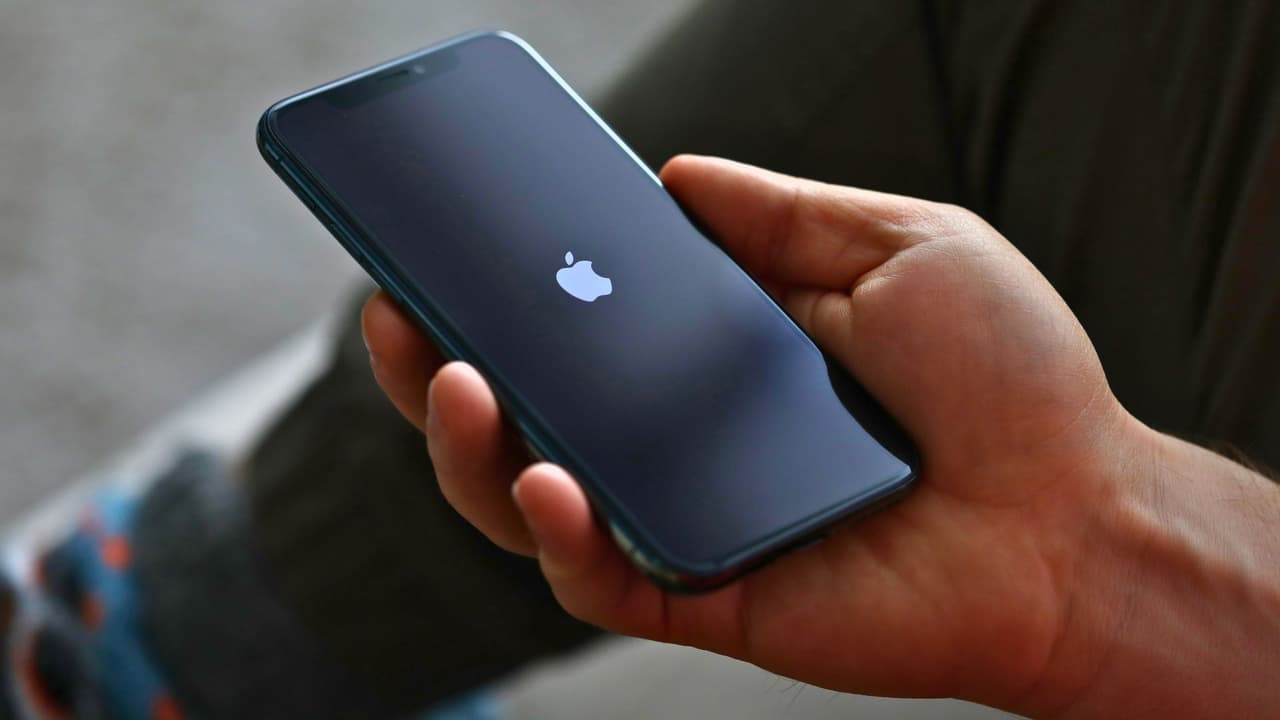 <h3 class="cms-H3-H3">Productos afectados por los aranceles</h3>
<br>
<b>Electrónica:</b> Por ejemplo, un iPhone 14, que normalmente costaría $1,000, 
<b>podría experimentar un aumento de $100 a $150 debido al arancel</b>. Los texanos que compran tecnología de marcas chinas como Xiaomi o Huawei 
<b>verán precios más altos en estos productos</b>. 
<br>
<b>Juguetes y ropa:</b> Un set de juguetes para niños, que solía costar $30, 
<b>podría aumentar a $35 por el arancel del 10%</b>. La ropa importada, desde camisetas hasta pantalones de marcas populares, también sería más cara.