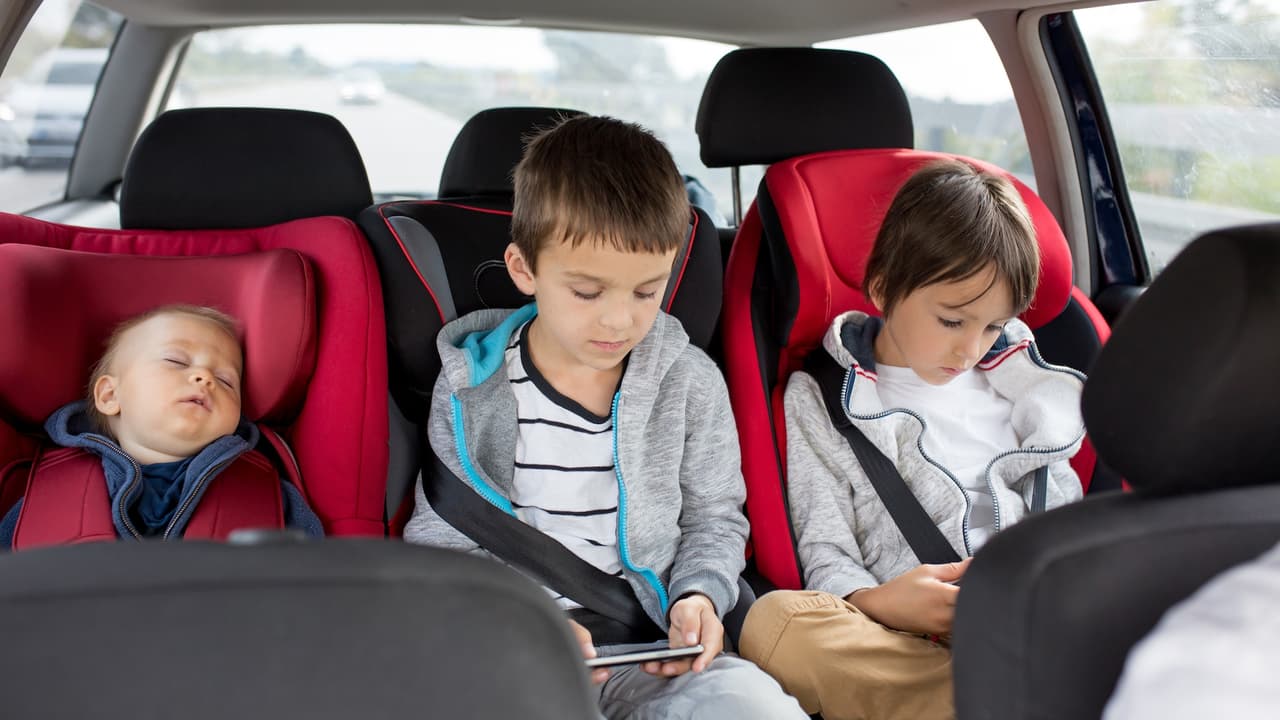Abróchate el cinturón: California podría prohibir que niños menores de 13 años viajen en el asiento delantero