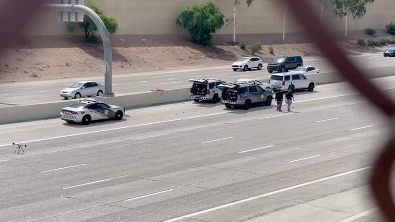 Con rifles de alto calibre y escudos antidisturbios, equipos tácticos le exigían al conductor que se bajara. Aquel hombre durante media hora se atrincheró al interior. Cuando agentes intentaron detenerlo, ocurrió el tiroteo.
