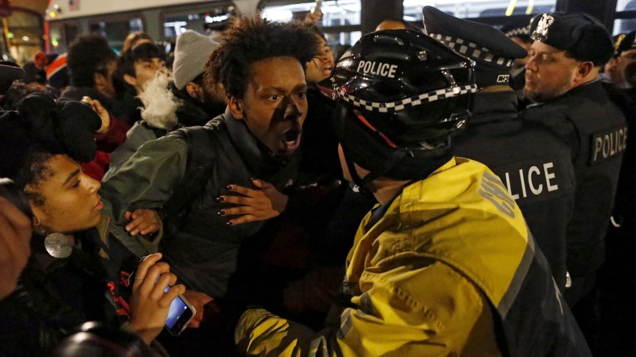 Manifestantes protestan en Chicago tras difusión del video de la muerte Laquan McDonald