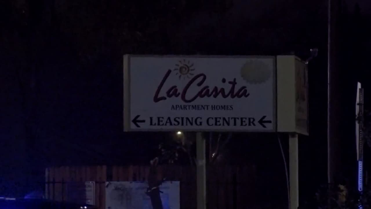 Al parecer la mujer conocía a las personas dentro del vehículo porque se acercó a ellos, indicaron los testigos.