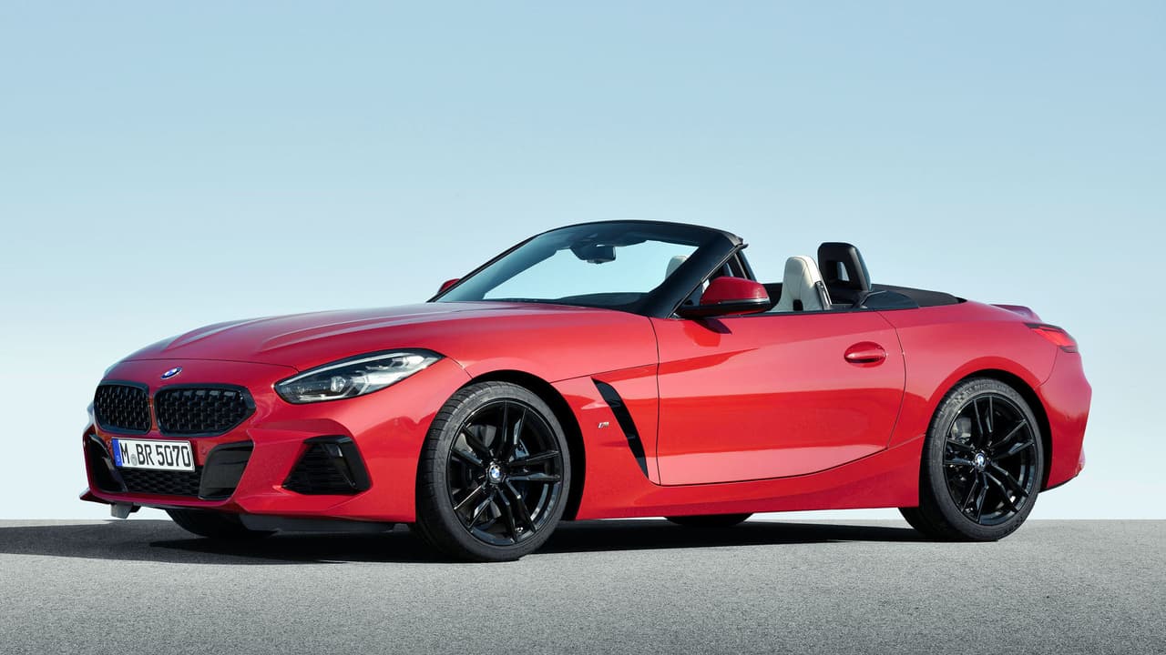 El BMW Z4 M40i First Edition cuenta con un sistema de suspensión especial deportiva con aortiguadores controlados electrónicamente, así como un sistema especial de frenos y un diferencial especial M Sport en la 
<b>transmisión localizada en el eje trasero</b>, lo que lo ayuda a lograr el balance perfecto 50:50 entre dos dod mitades.
