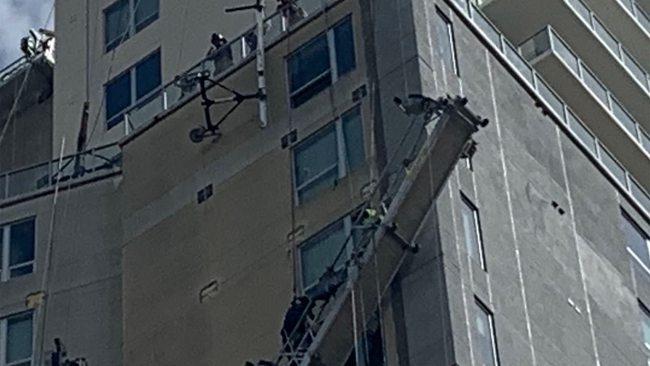 Los dos limpiadores de ventanas pudieron ser rescatados sin mayores incidentes.