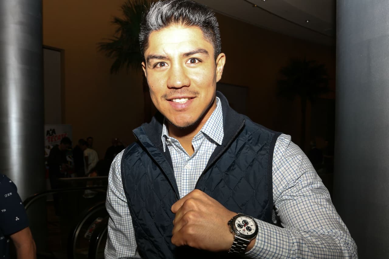 Jessie Vargas, ex campeón mundial de dos pesos, es toda sonrisa para la cámara.