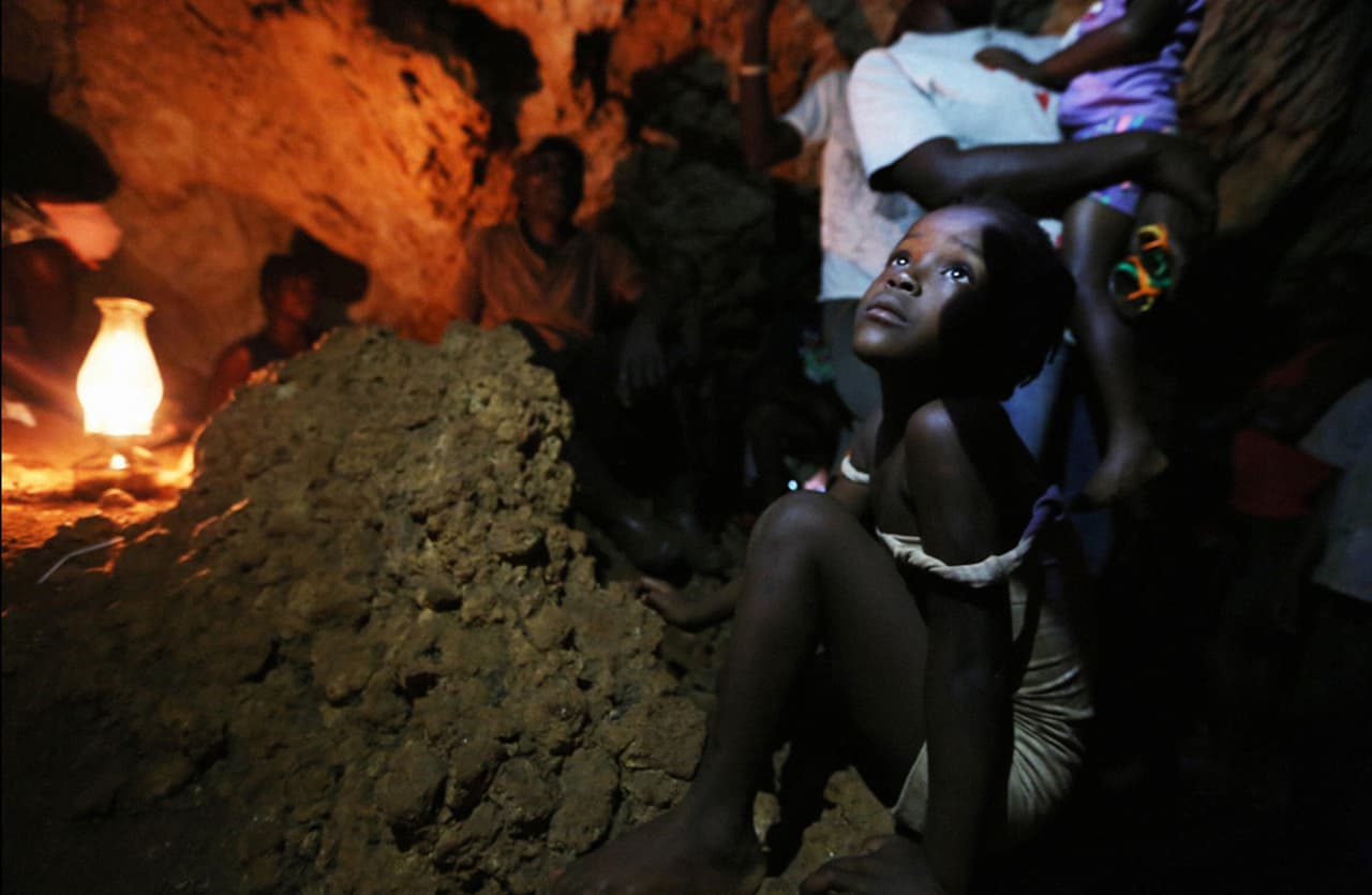 Las personas fueron encontradas en las escarpadas montañas del suroeste de Haití, cerca de Fonds Rouge Daher. Viven en esta cueva desde que perdieron su hogar, en octubre de 2016.