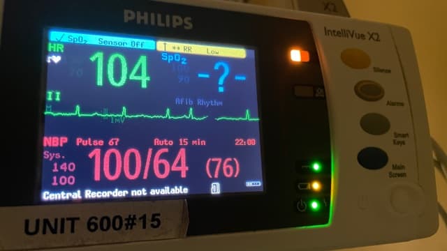 Yolie De Leon estaba a punto de salir a caminar el pasado 9 de junio, no se sintió bien, se sentó en un sillón de su casa en Tucson y empezó a buscar en el App del corazón en el reloj de su muñeca, nunca imaginó que la mandara al hospital.
