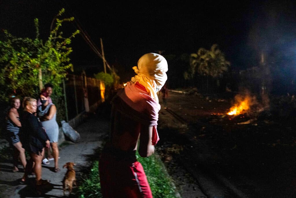 Grupos de cubanos protestaron el viernes por segunda noche consecutiva denunciando los retrasos en la restauración de la electricidad tres días después de que 
<a href="https://www.univision.com/noticias/huracanes/huracan-ian-cuba-sin-luz-energia-electrica">el huracán Ian dejara a toda la isla sin corriente</a>. Hubo protestas en La Habana y en otras ciudades del país.