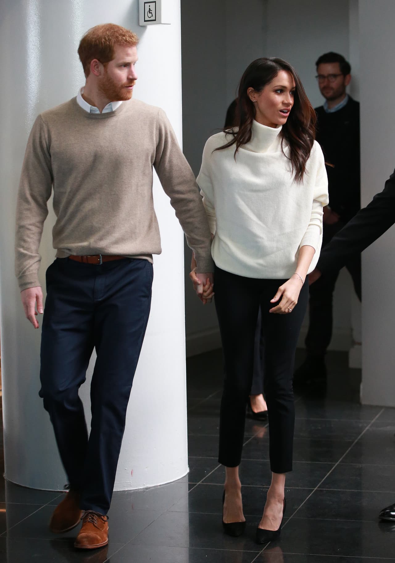 <b>8 de marzo, 2018</b>
<br>Meghan lució debajo un suéter holgado de cuello alto de AllSaints con pantalones pitillo de Alexander Wang.