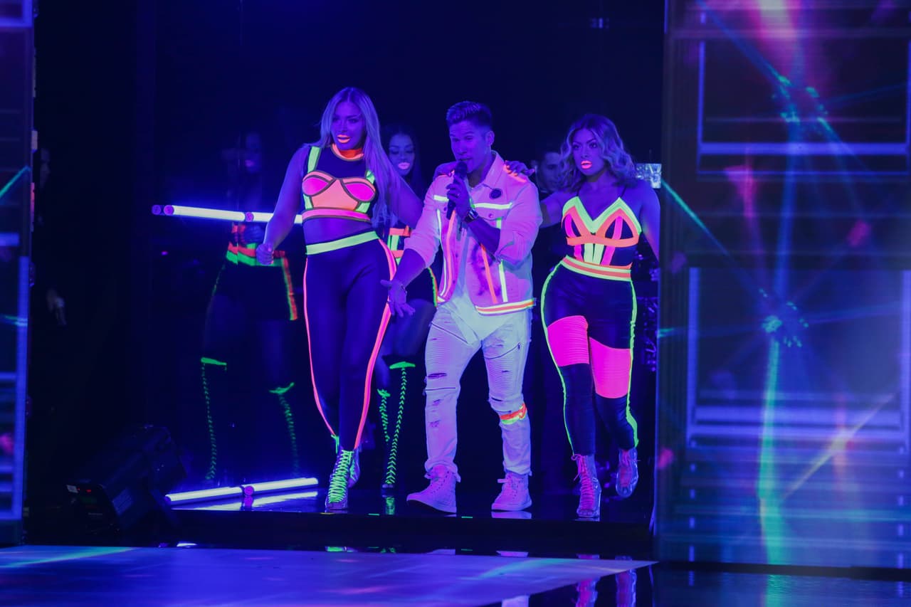 En medio de la oscuridad, Migbelis, Chyno y Nancy dieron la bienvenida al público que asistió esta noche al estudio para disfrutar la quinta gala de NBL.