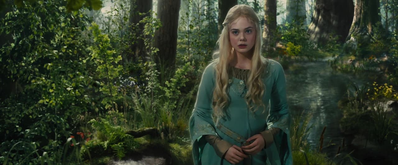 <b>Elle Fanning</b>
<br>En 2019, regresó como Aurora para la segunda cinta de 'Maléfica' y portó una prenda que reflejaba al cien por ciento a su personaje en la premiere.
